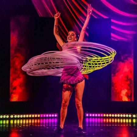 Artiste de Hula Hoop lumineux en Espagne