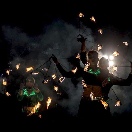 Spectacle de danse du feu LED