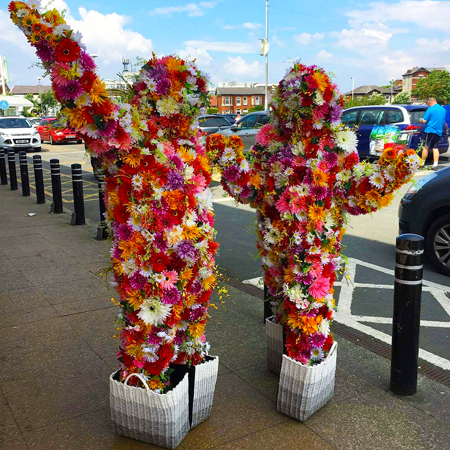 Personas de las flores de paseo