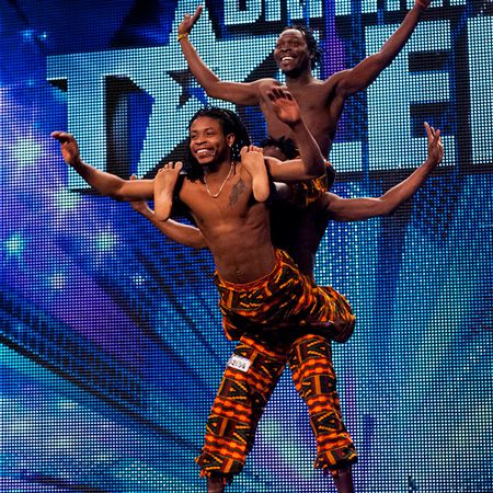 Bailarines Acróbatas Africanos