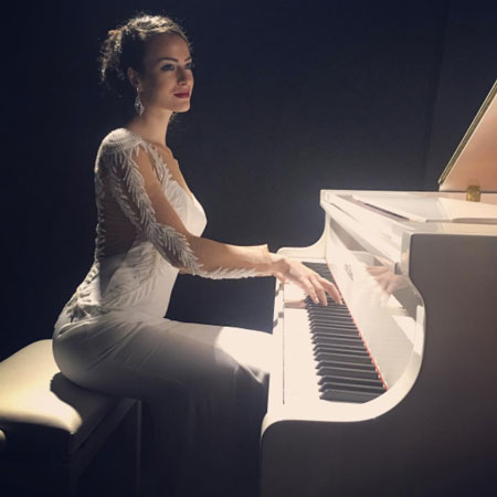 Chanteuse et pianiste féminine de Dubaï