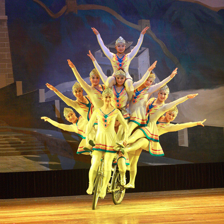 Spectacle de vélo acrobatique au cirque