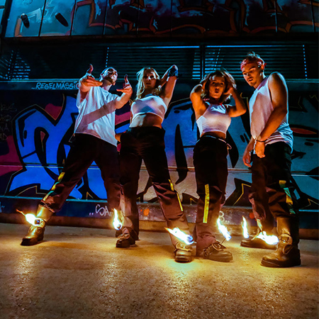Bailarines Callejeros en Llamas