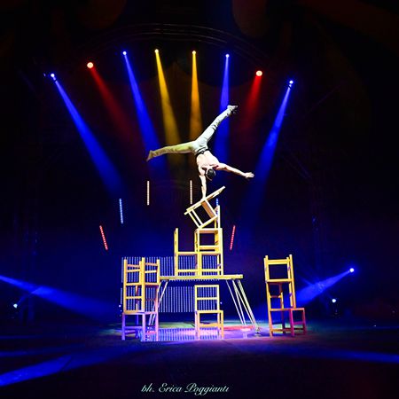 <span>Saltimbanco su sedia</span>