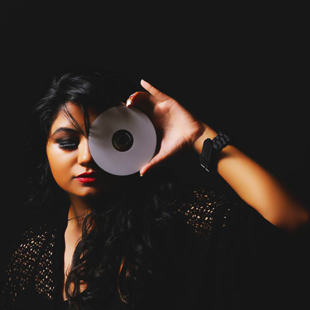 DJ de música electrónica femenina en India