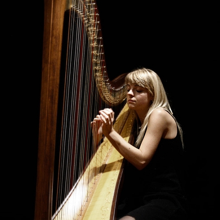 Harpist Eleonora