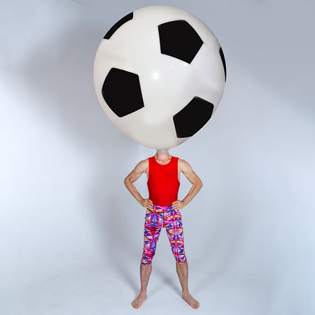 Cabeza de balón de fútbol gigante humano