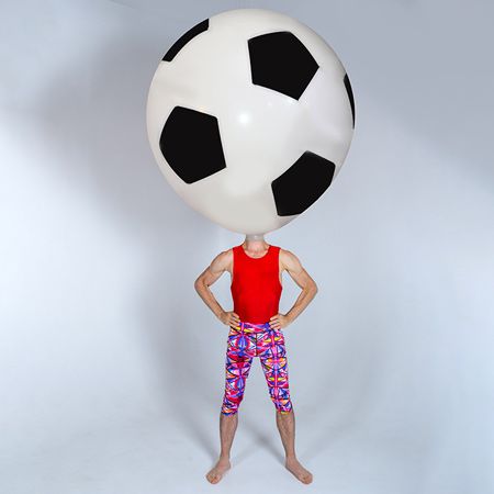 Testa di pallone umano gigante