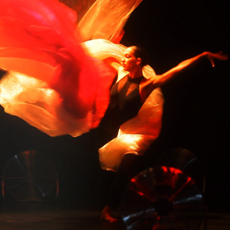 Escultura de aire con bailarina