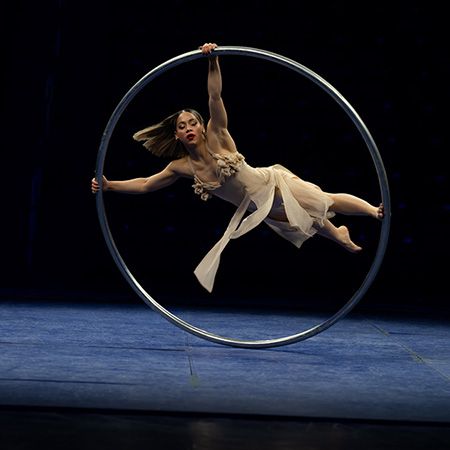 Artiste de Cyr Wheel féminine
