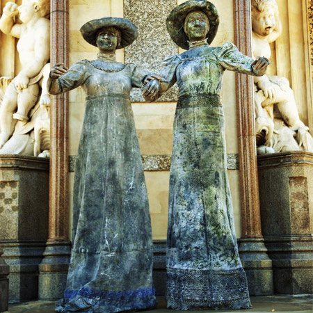 Duo de statues vivantes en pierre