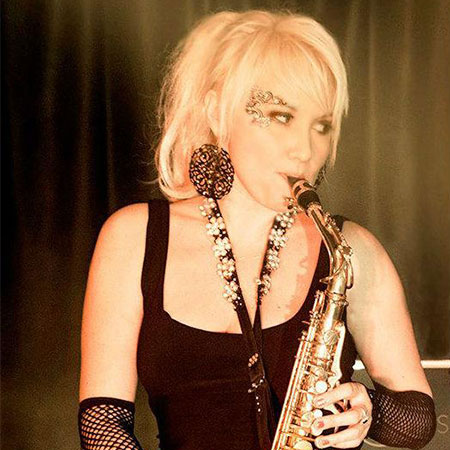 Saxofonista y DJ Femenina