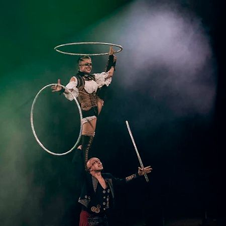 Dúo de circo de aros hula