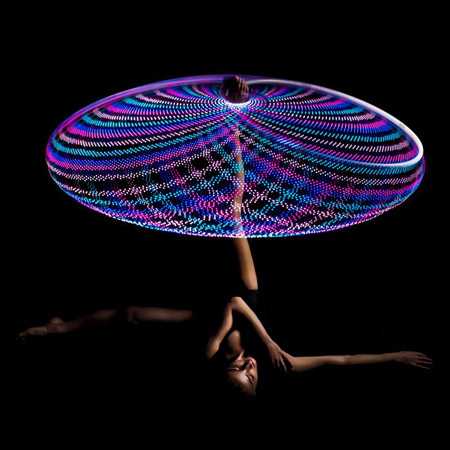 Atto di Hula Hoop con LED