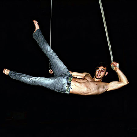 Artista di Aerial Straps in Spagna