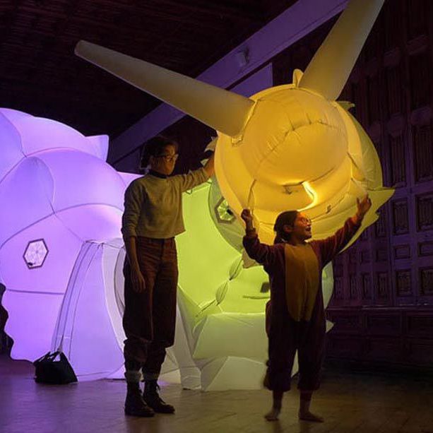 Leuchtende Kunstskulpturen