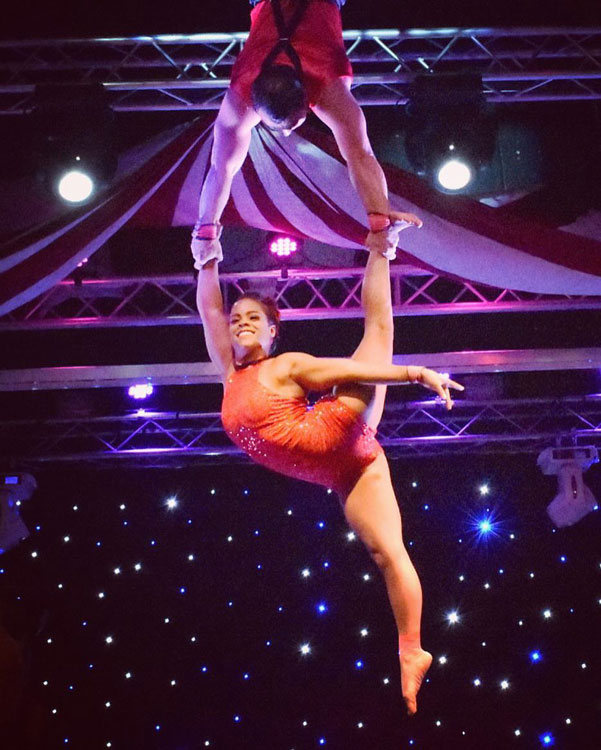 Adulti più Grande Trapezio Artista Circo Show Donna Acrobat