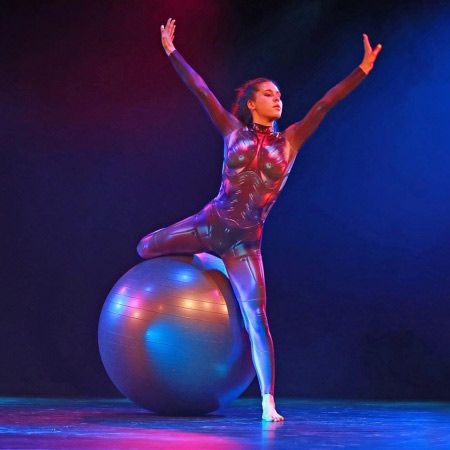 Spectacle acrobatique avec ballon d'exercice