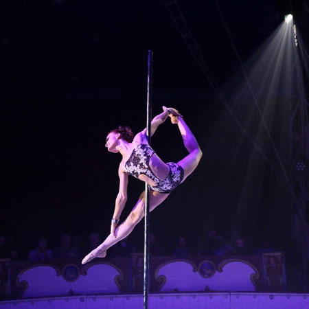 Akrobatische Pole-Tänzerin