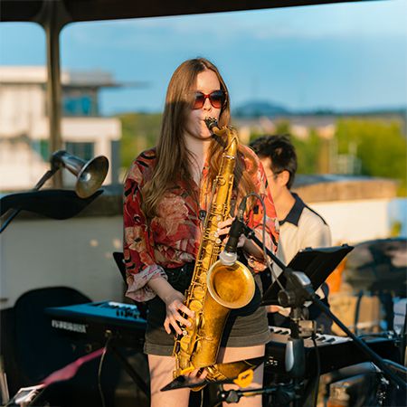 Weibliche Saxophonistin Cardiff