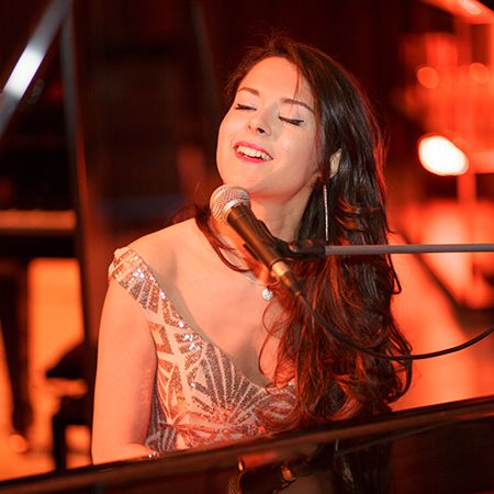 Mujer Pianista y Cantante de Soul