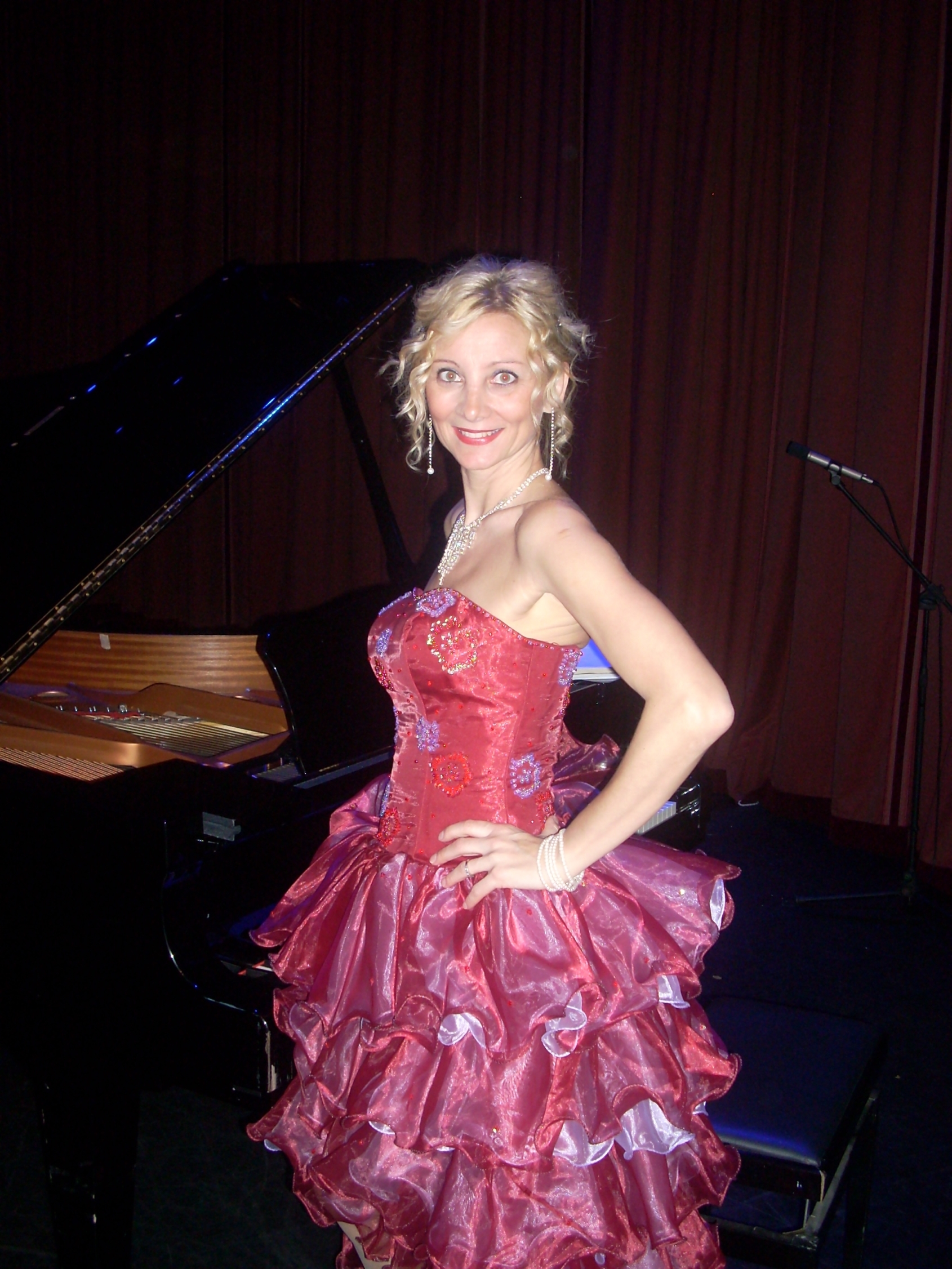 Hire Italian Soprano | Classical Vocalist Tuscany | Italian Theatre Soprano