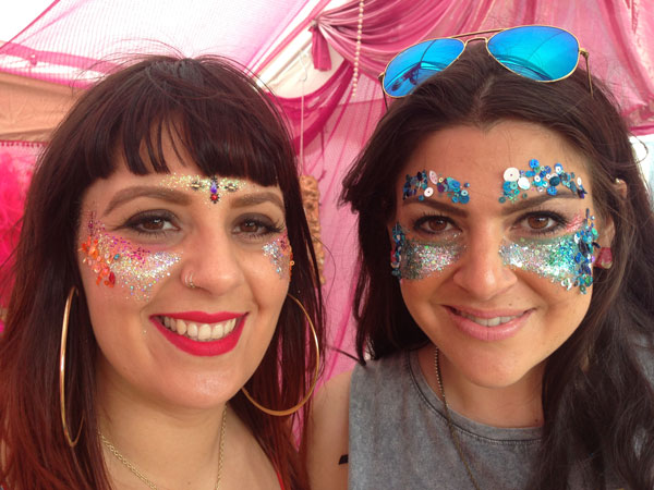 FACE PAINTER HEN NIGHT  GLITTER-ARTY FACE PAINTING