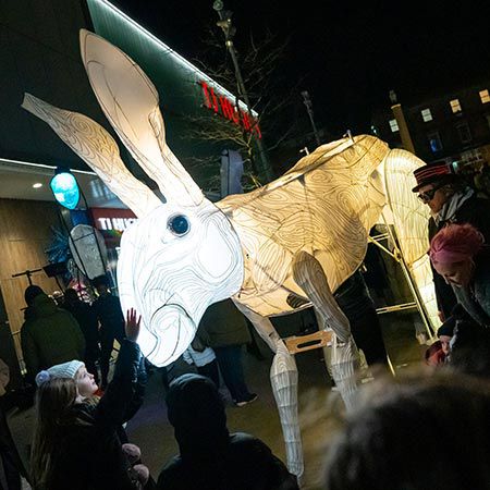 Marionnette géante de lièvre illuminé