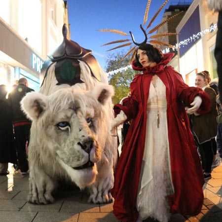 Passeggiata con il leone delle nevi