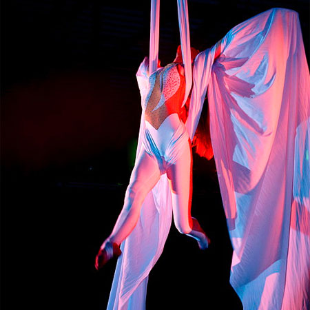 Spettacolo di Aerial Silk a Cannes