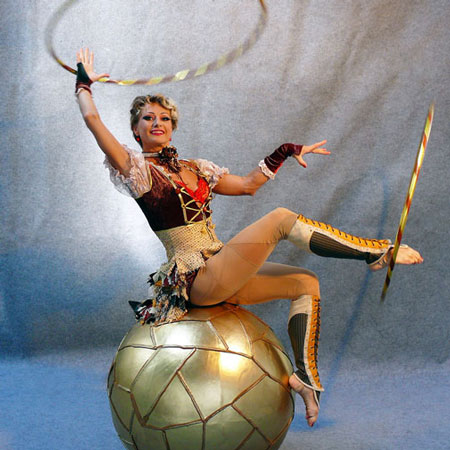 Acte de cerceau hula hoop et de jonglage avec une balle équilibrante