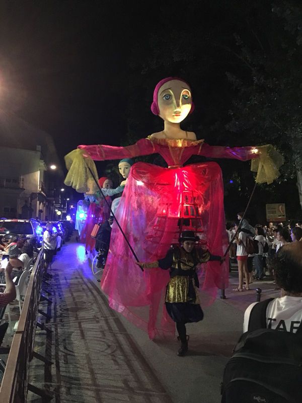 Hire Walking Giant Dolls - Family Entertainment & Parades | Scarlett ...