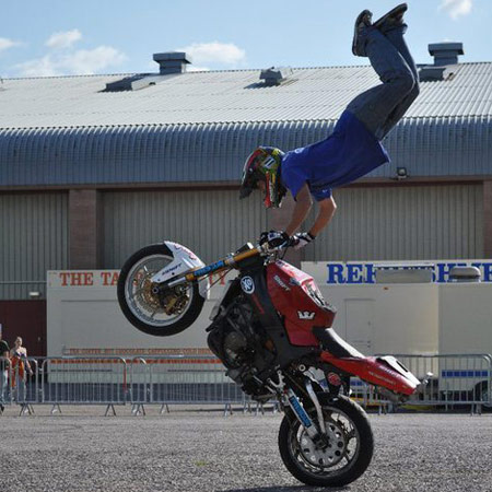 Spettacolo di acrobazie in moto