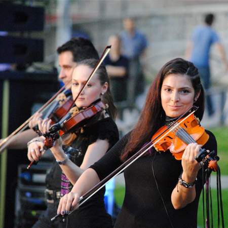 Spectacle de Rock avec Instruments à Cordes