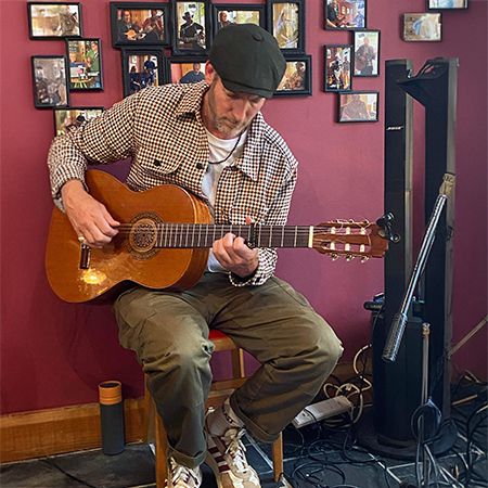 Guitariste solo de musique latine Devon