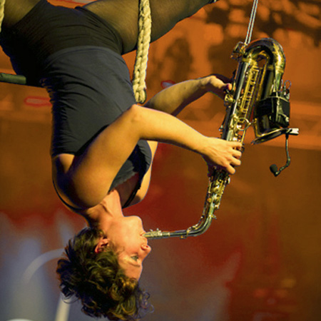 Acto de trapecio con saxofón