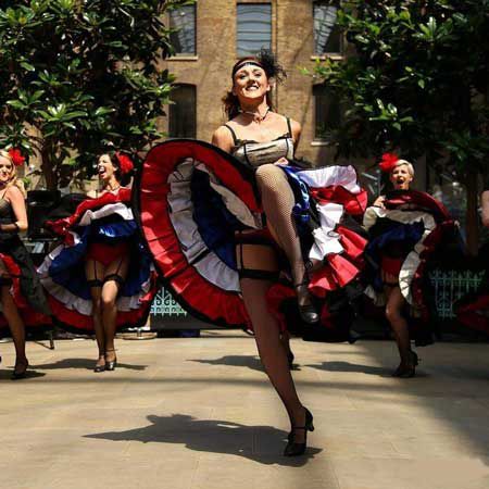 Danseuses de Can Can au Royaume-Uni