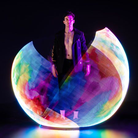 Artiste de roue Cyr LED à Londres