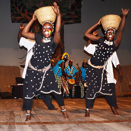 Jouer de tambours et danser sénégalais