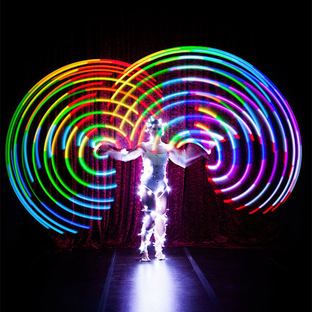 Atto di Hula Hoop con LED in Australia