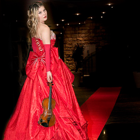 Violinista sul tappeto rosso