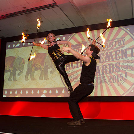 Hochwirksames Feuerjonglier-Duo