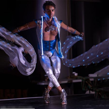 Bailarín de vientre tribal masculino