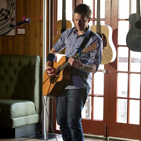 Acoustic Singer and Loop Artist