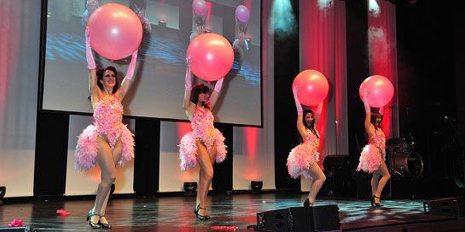 Showgirls Strut Their Stuff In Dusseldorf!