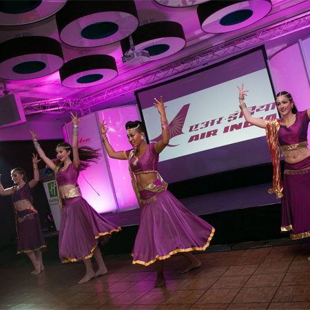 Vielfältige Bollywood-Tanzgruppe