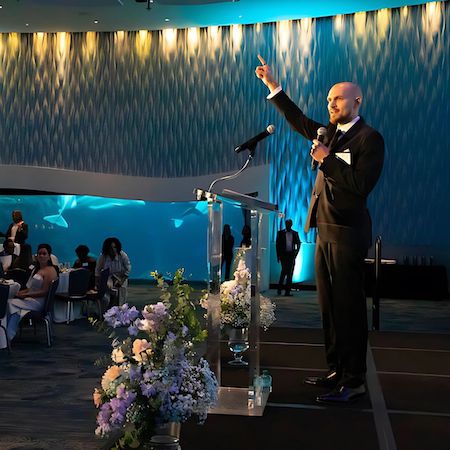 Firmenmoderator und Auktionator