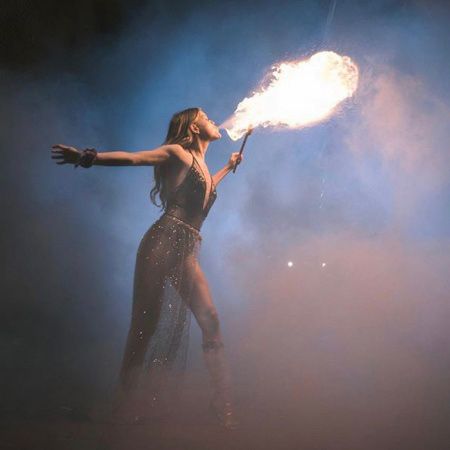 Danseuse de feu et artiste féminine