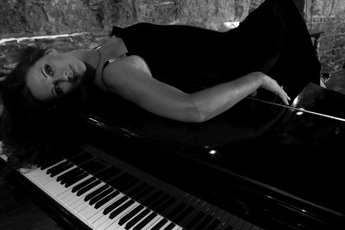 Book Jazz Pianist- Hire Female Singer | Scarlett Entertainment