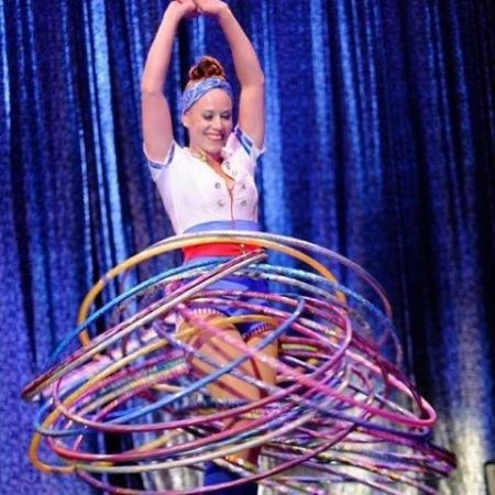 Artista di Hula Hoop e Giocoleria